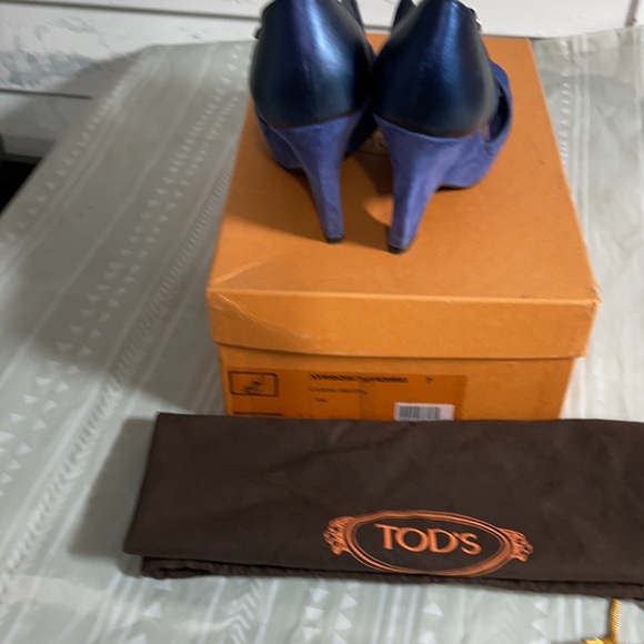 Shoes - Picture 3 of 4